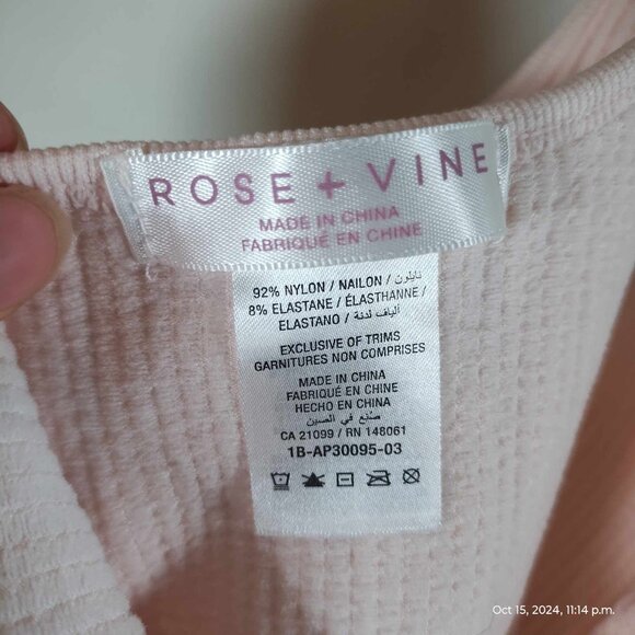 Light pink Rose and Vine Stretchy ribbed Vneck crop top flattering - Picture 3 of 7